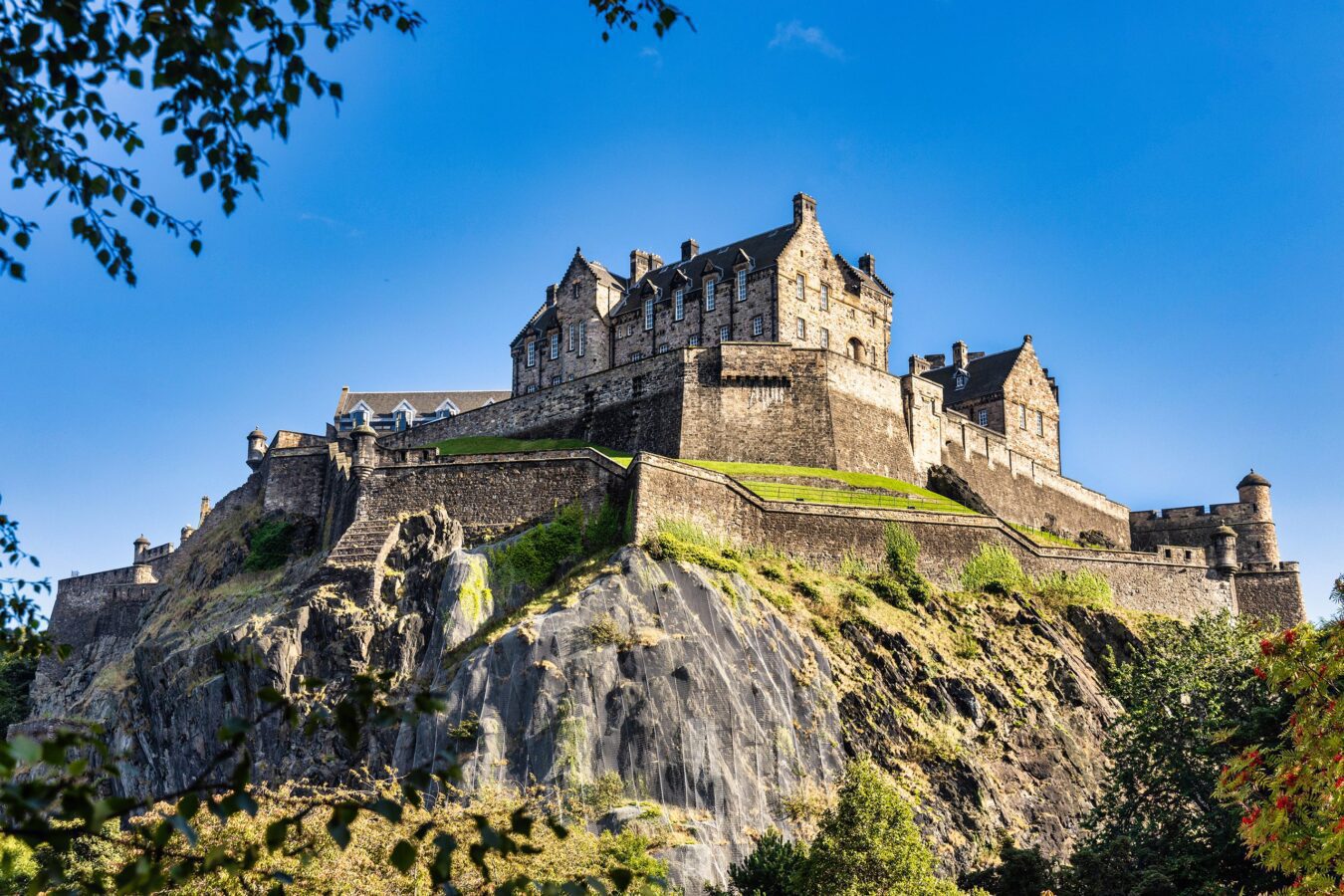 Edinburgh Castle - LoveUK